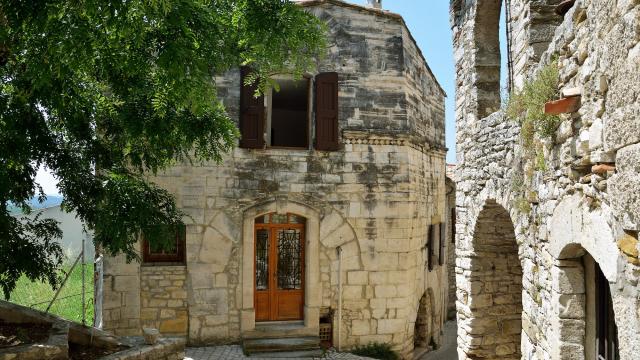 Vezenobres Rue Des Maisons Romanes ©emmanuel Rochat
