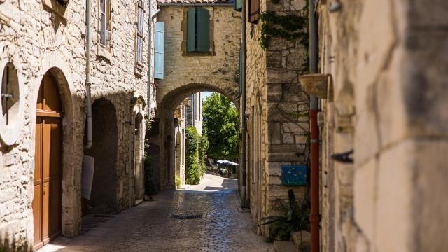 Ruelles médiévales de Vézénobres en été (Occitanie, France)