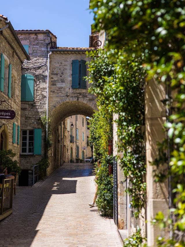 Ruelles médiévales de Vézénobres en été (Occitanie, France)