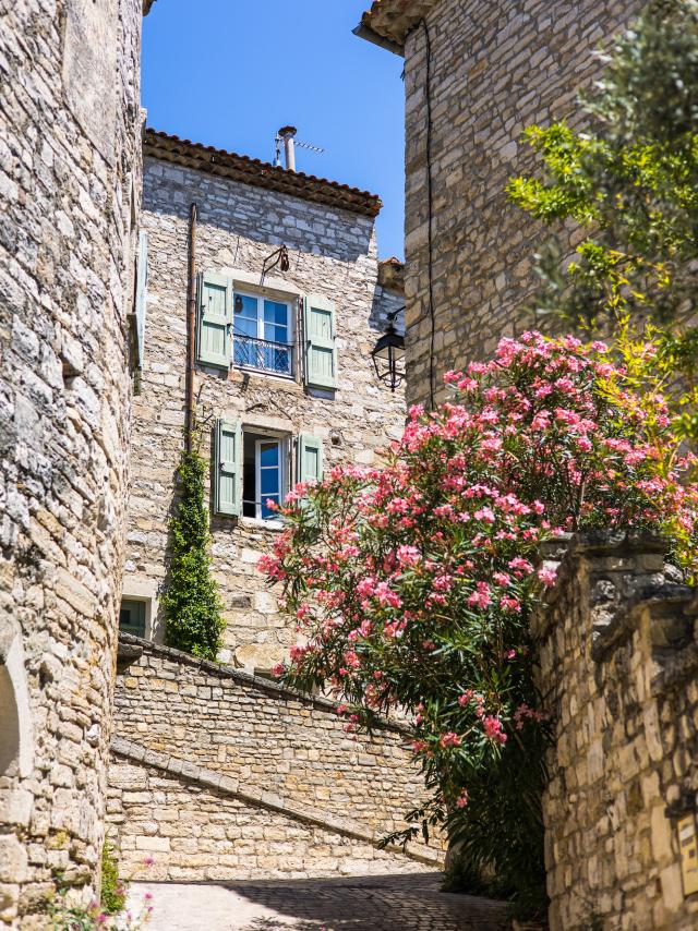 Ruelles médiévales de Vézénobres en été (Occitanie, France)