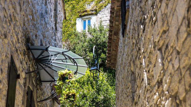 Ruelles médiévales de Vézénobres en été (Occitanie, France)