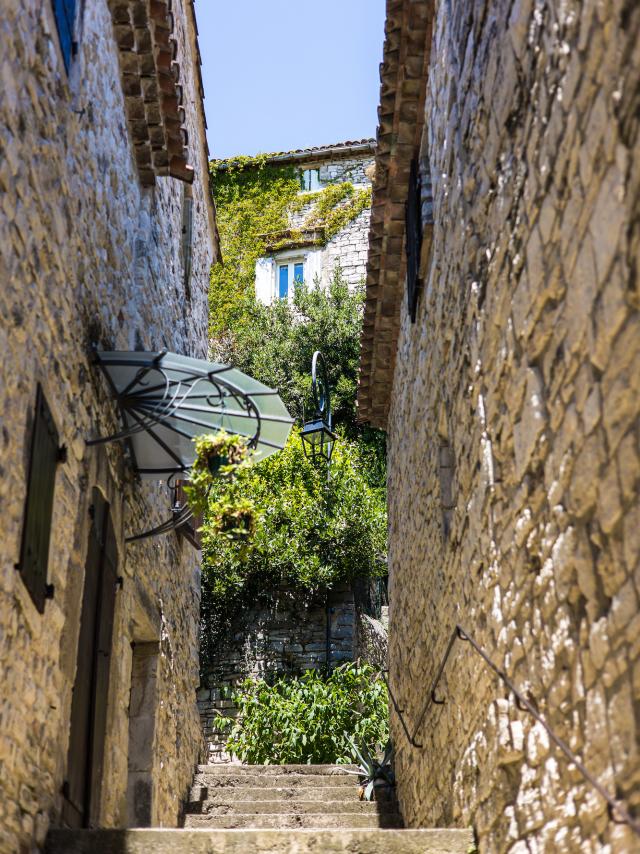 Ruelles médiévales de Vézénobres en été (Occitanie, France)