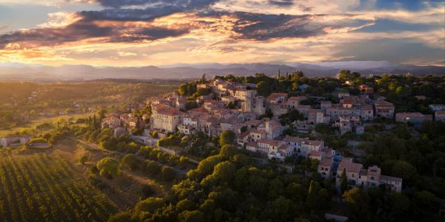 Vézénobres dans le Gard au coucher de soleil. Village médiéval remarquable