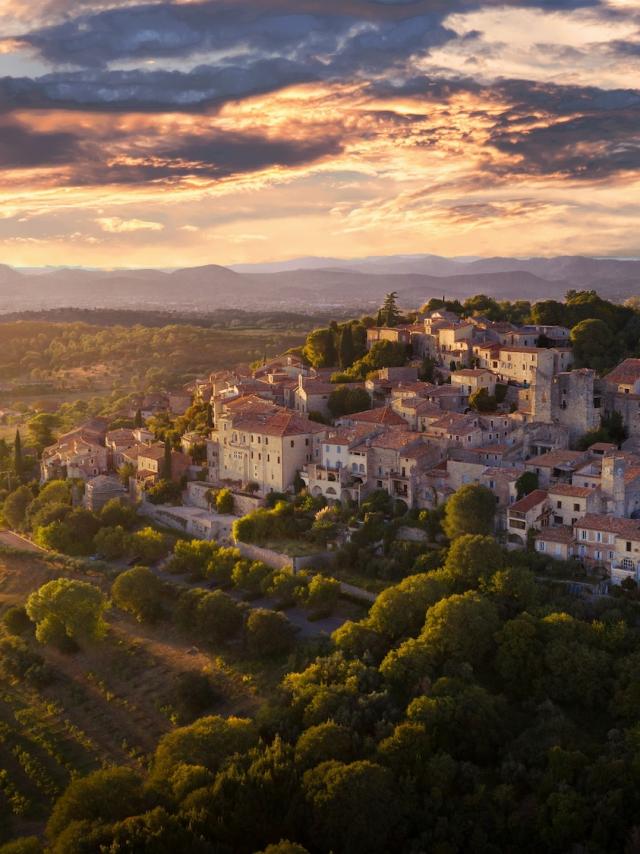 Vézénobres dans le Gard au coucher de soleil. Village médiéval remarquable