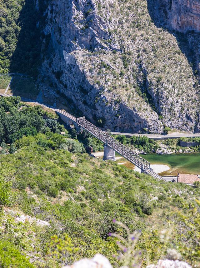 Vue sur le pont ferroviaire d’Anduze depuis le sommet de Rocher Saint-Julien (Occitanie, France)