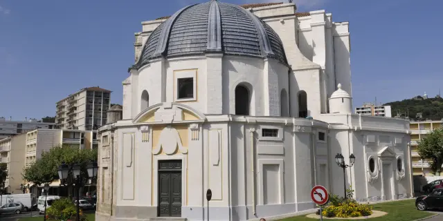 La cathédrale d'Alès vue de face