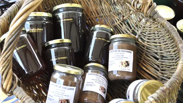 Panier rempli de pots de miel des Cévennes et de confiture de châtaigne