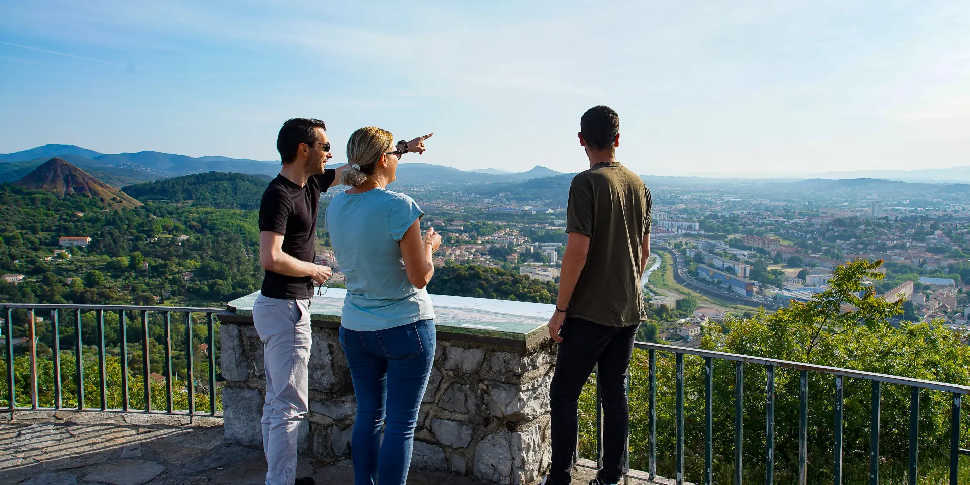 Ermitage, Alès - Un Groupe Observe La Vue