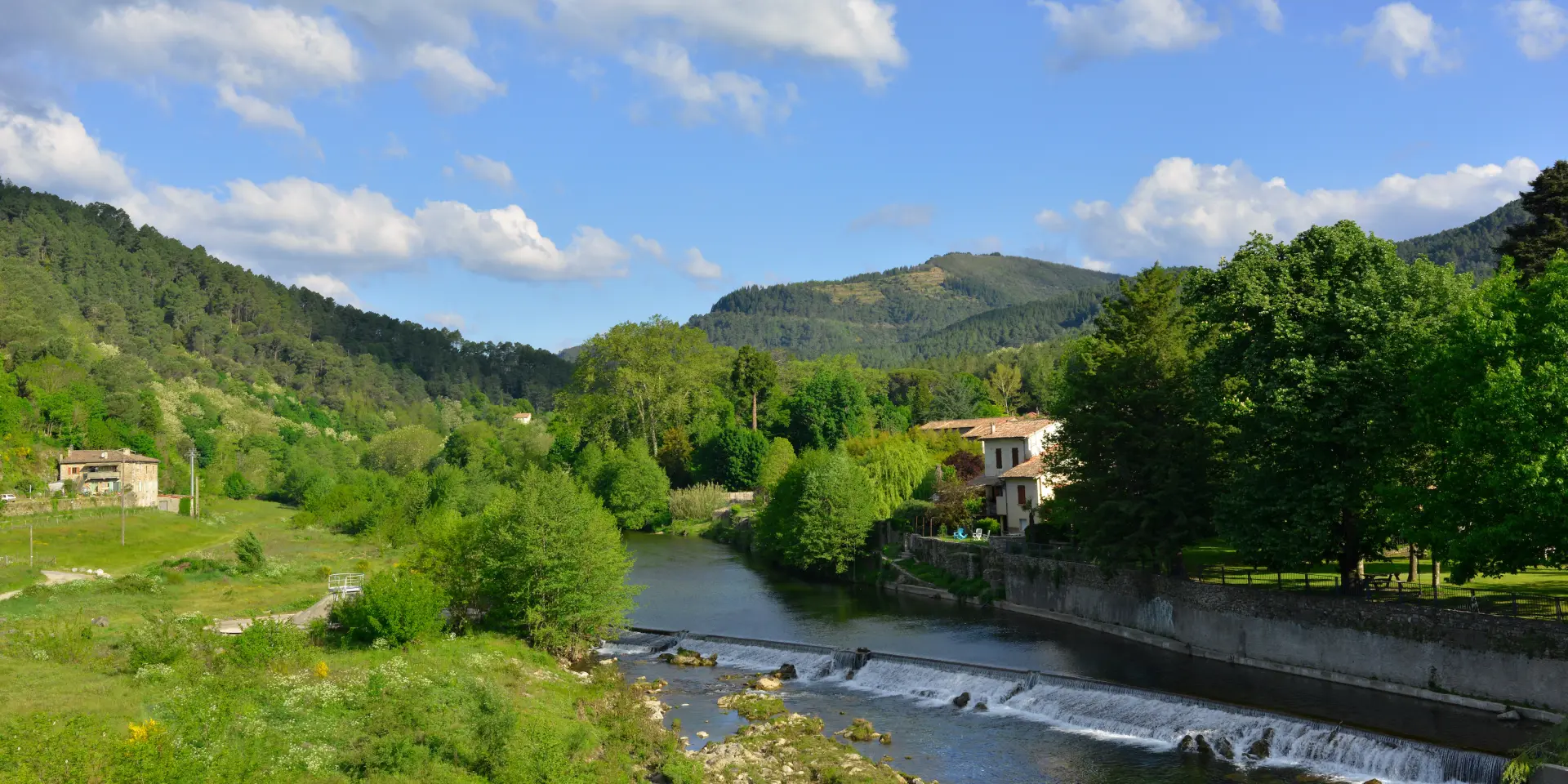 Plongée sur le Gardon et son environnement montagneux à Saint-Jean-du-Gard, village considéré comme la perle des Cévennes, dans le département du Gard en région Occitanie, France.