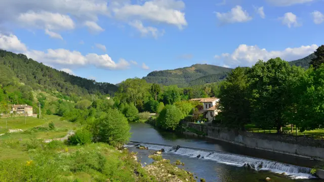 Plongée sur le Gardon et son environnement montagneux à Saint-Jean-du-Gard, village considéré comme la perle des Cévennes, dans le département du Gard en région Occitanie, France.