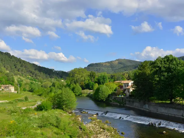 Plongée sur le Gardon et son environnement montagneux à Saint-Jean-du-Gard, village considéré comme la perle des Cévennes, dans le département du Gard en région Occitanie, France.