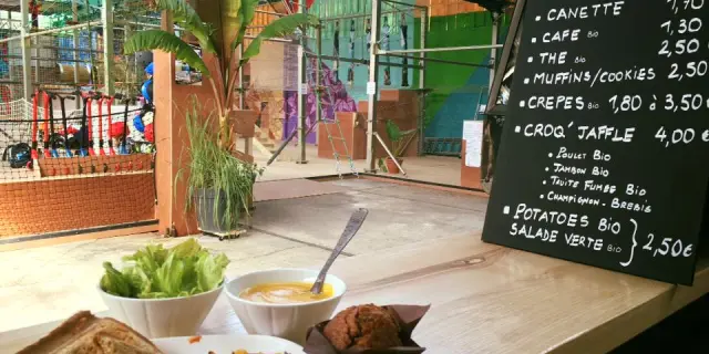 Repas Urban Parc, vue sur l'aire de jeu