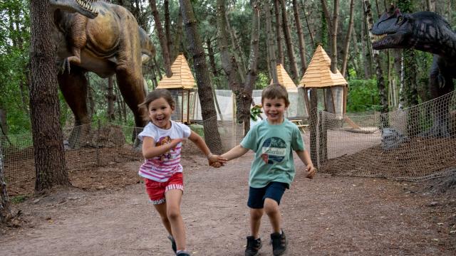 Enfants dans le parc Dinopédia