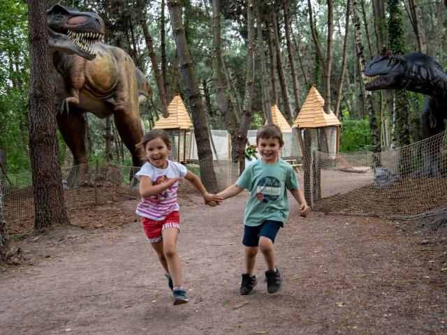 Enfants dans le parc Dinopédia