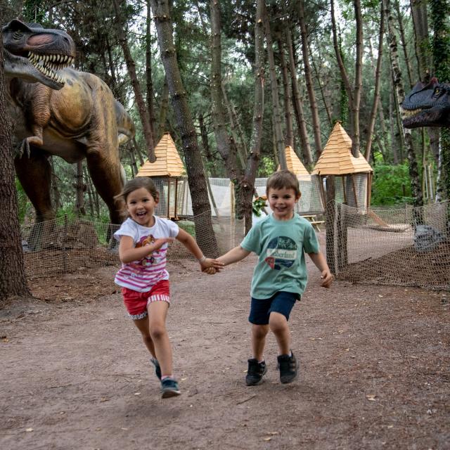 Enfants dans le parc Dinopédia