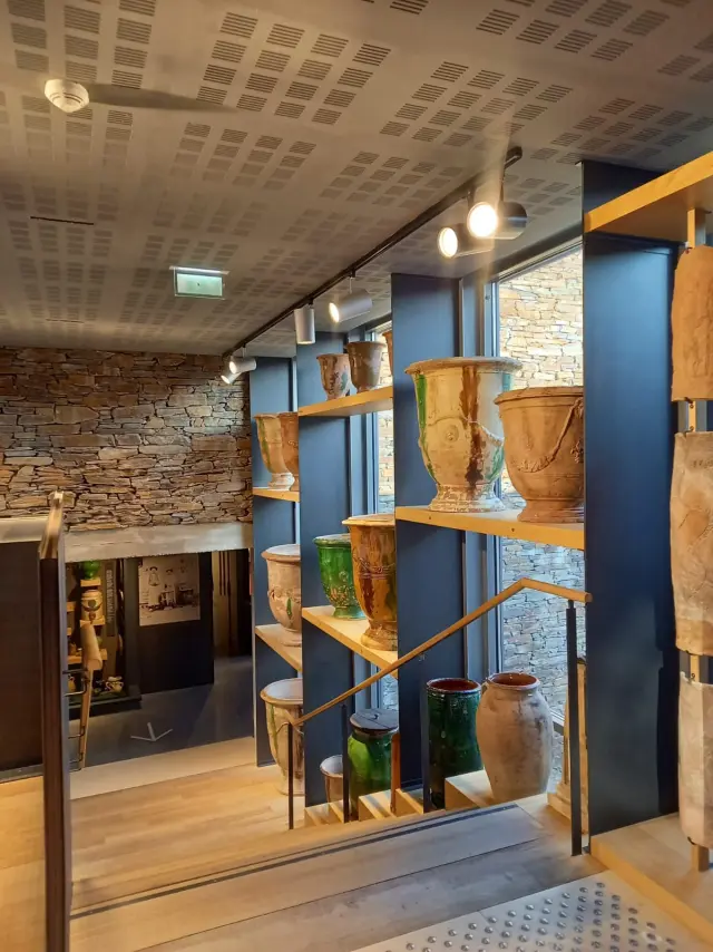 Espace Vase D'anduze Maison Rouge