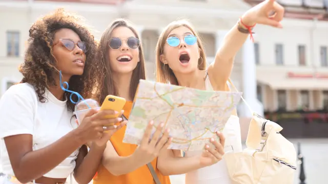 Toeristen in steden met een kaart