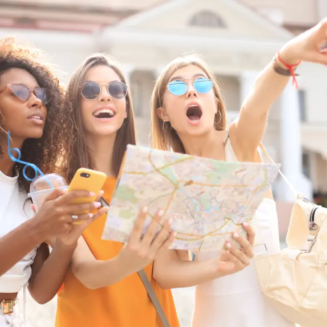 Toeristen in steden met een kaart