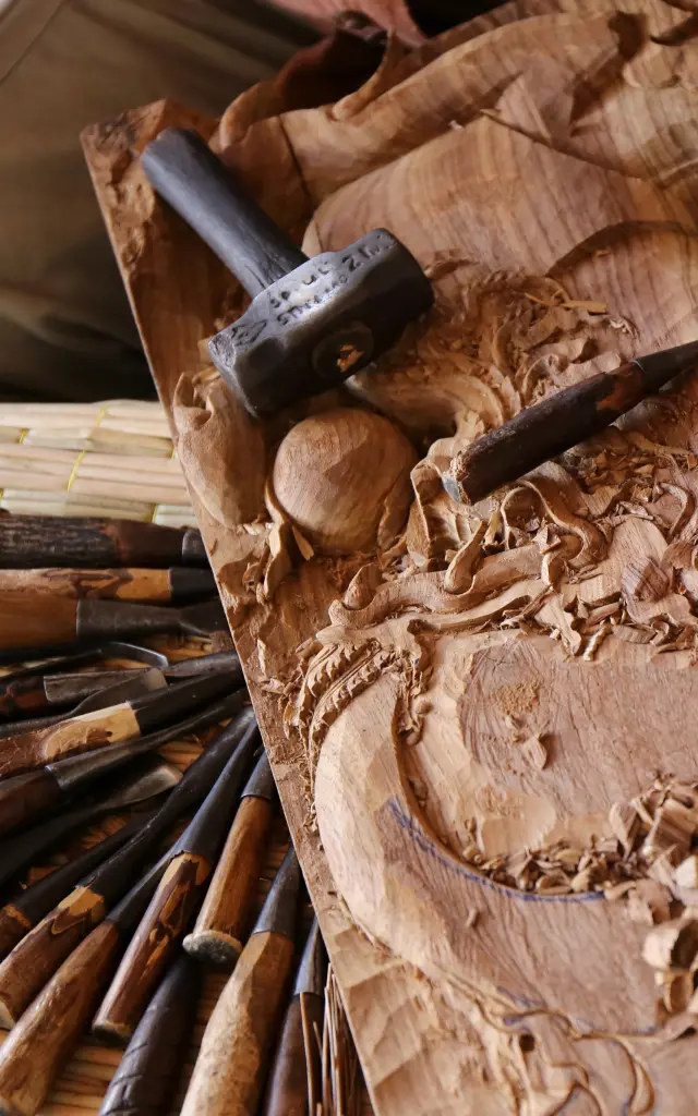 ambachtsman houtsnijwerk, thaise kunst