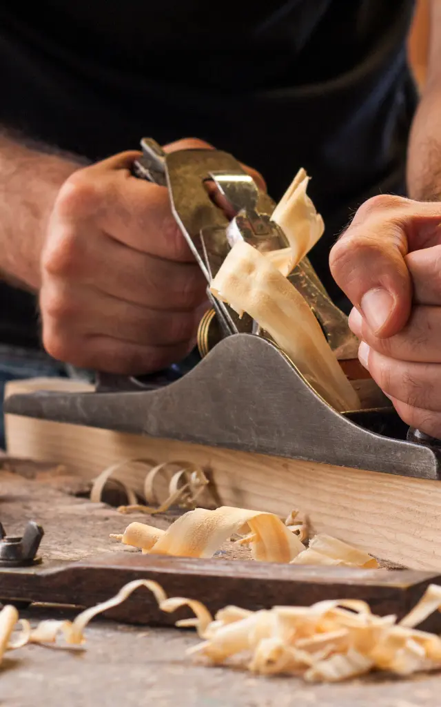 timmerman die met vliegtuig op houten achtergrond werkt