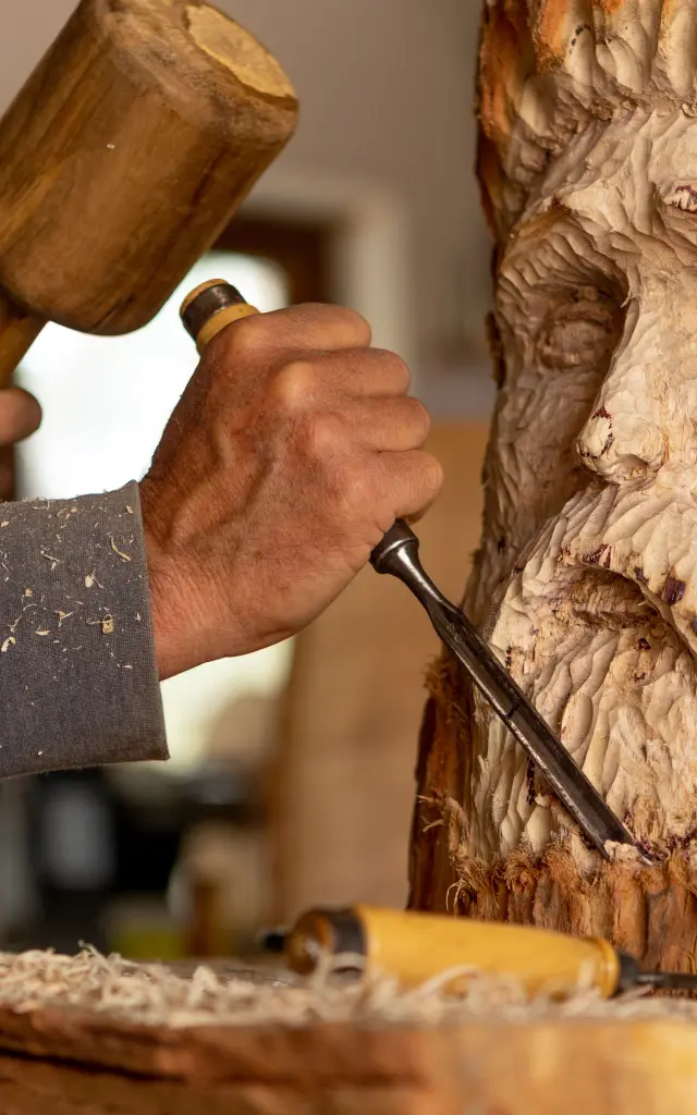 close-up van met de hand gesneden houten geest sculptuur door bekwame ambachtelijke houtbewerker