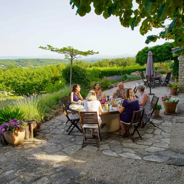 Petit-déjeuner autour de la table