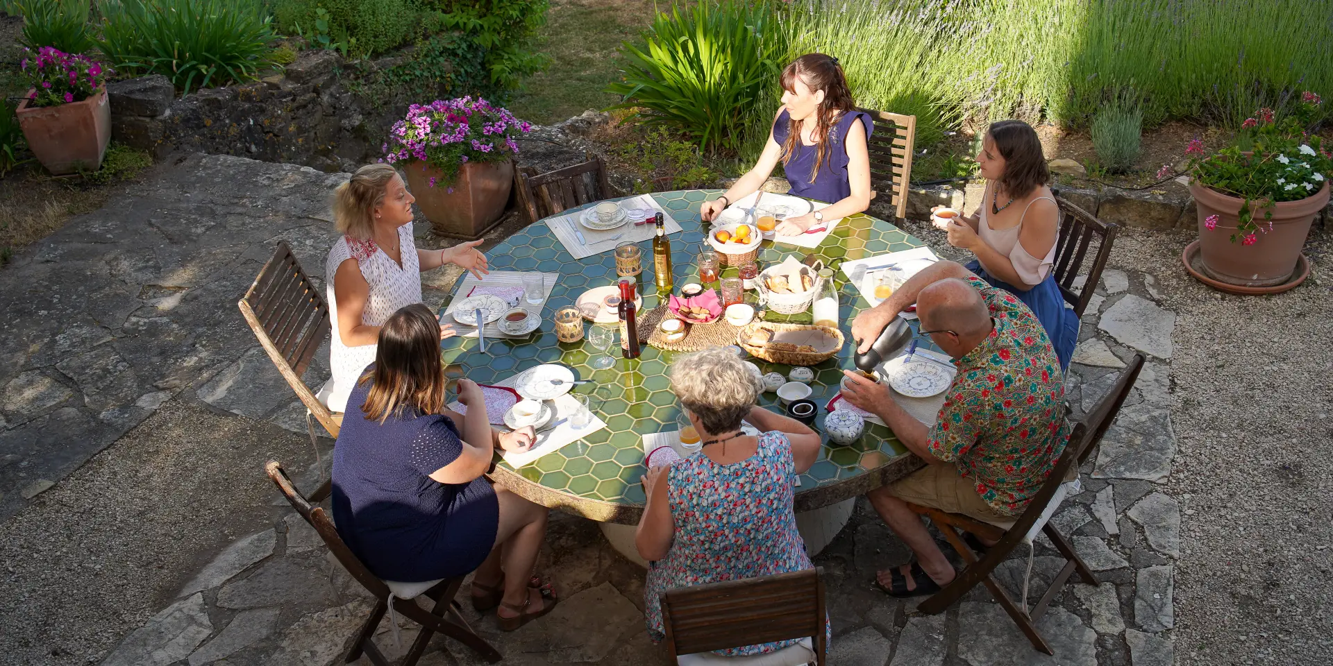Petit-déjeuner autour de la table