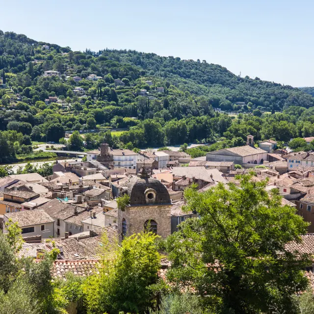 Uitzicht over de daken van Anduze in de zomer (Occitanie, Frankrijk)
