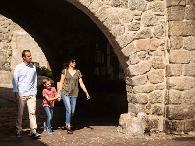 Famille qui se promène dans les ruelles de Génolhac