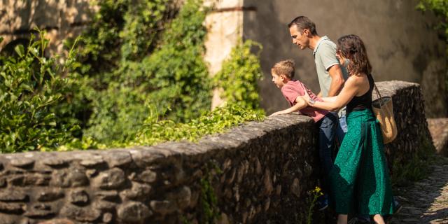 Famille qui se promène au Pont De Rastel Génolhac