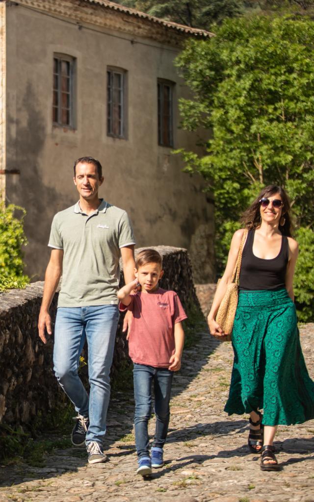 Famille qui se promène au Pont De Rastel Génolhac