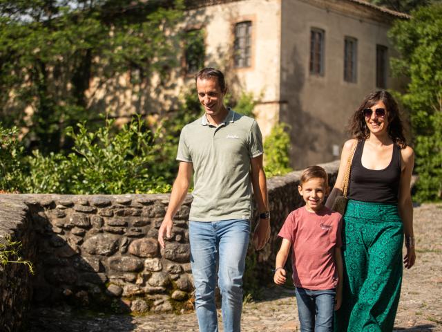 Famille qui se promène au Pont De Rastel Génolhac