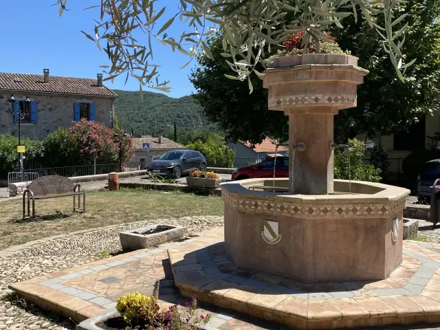 Fontaine Sur La Place Du Village Saint Florent Sur Auzonnet