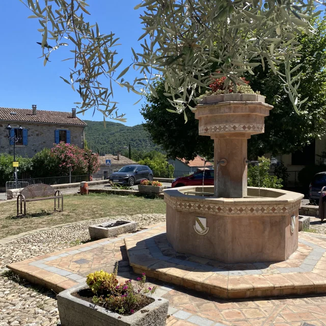 Fontaine Sur La Place Du Village Saint Florent Sur Auzonnet