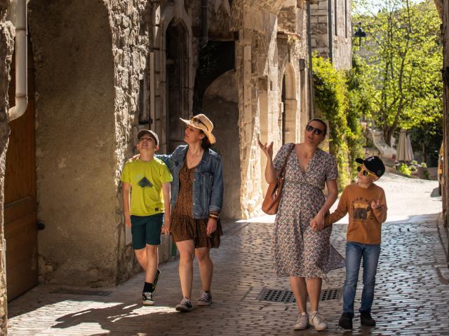 Famille en balade dans les ruelles du charmant village de Vézénobres