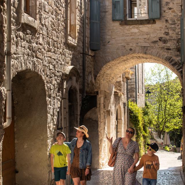Famille en balade dans les ruelles du charmant village de Vézénobres