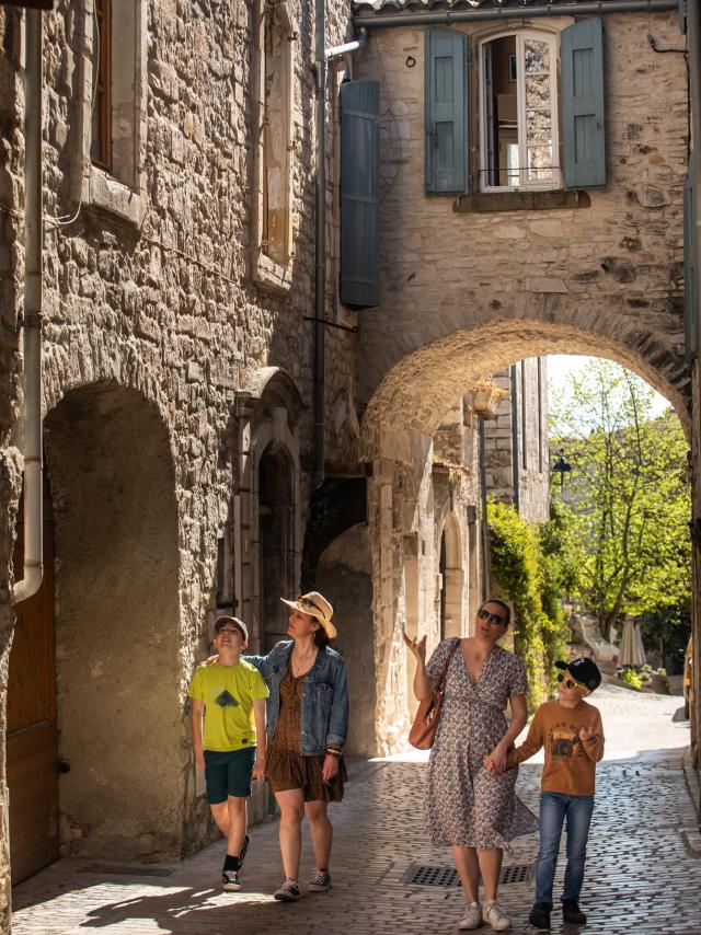 Famille en balade dans les ruelles du charmant village de Vézénobres