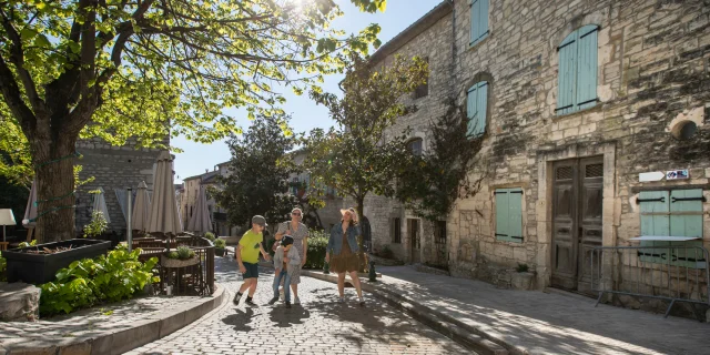 Famille en promenade dans le village de Vézénobres