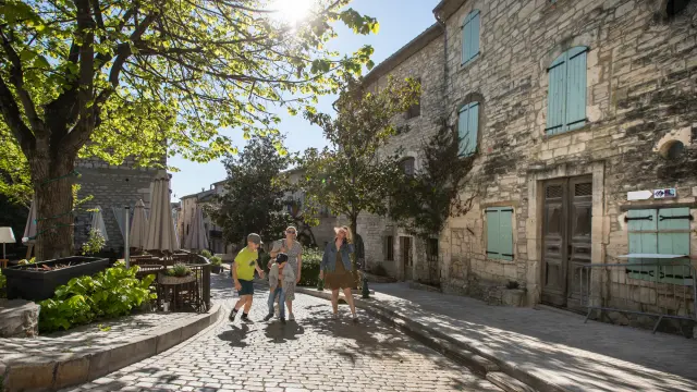 Famille en promenade dans le village de Vézénobres