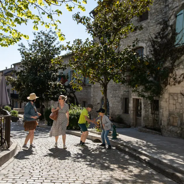 Famille en promenade dans le village de Vezenobres