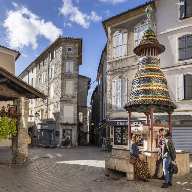 Anduze place des halles et fontaine Pagode