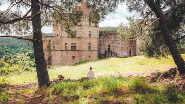Randonneur face au Château de Portes en Cévennes