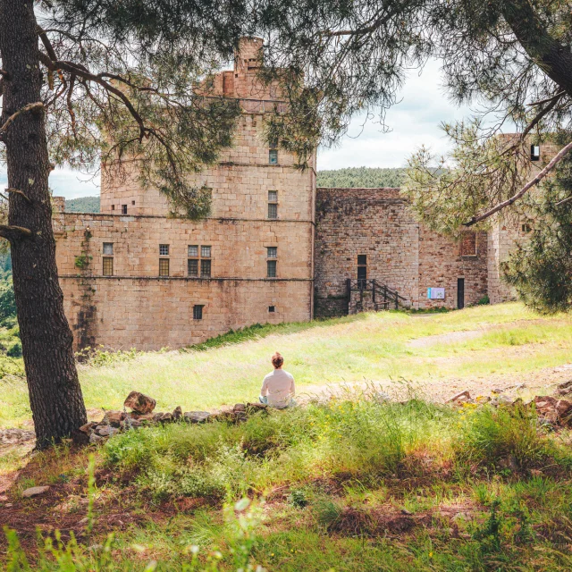 Randonneur face au Château de Portes en Cévennes