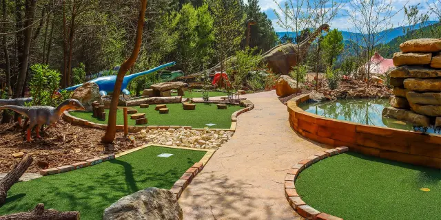 Mini golf ensoleillé chez dinopédia parc