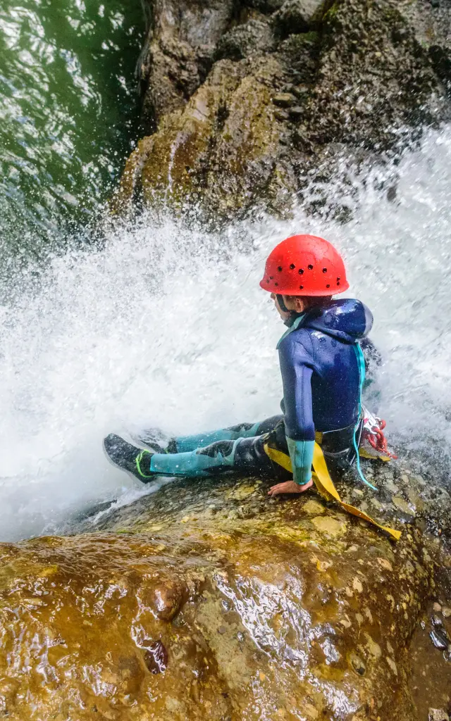 Cayoning - enfant sur un rocher